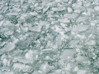 Geometric ice patterns